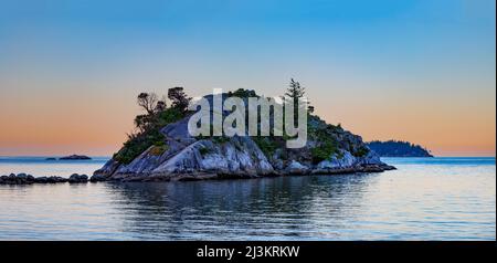 Kleine Landform im Wasser bei Sonnenuntergang im Whytecliff Park, Horseshoe Bay, BC, Kanada; British Columbia, Kanada Stockfoto