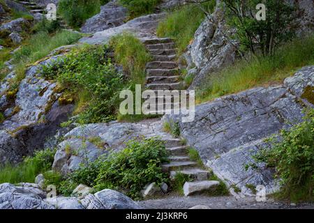 Steintreppen in den felsigen Damm im Whytecliff Park, Horseshoe Bay; West Vancouver, British Columbia, Kanada Stockfoto