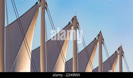 Architektonische Details der weißen Segel am Canada Place in Vancouver, BC, Kanada; Vancouver, British Columbia, Kanada Stockfoto