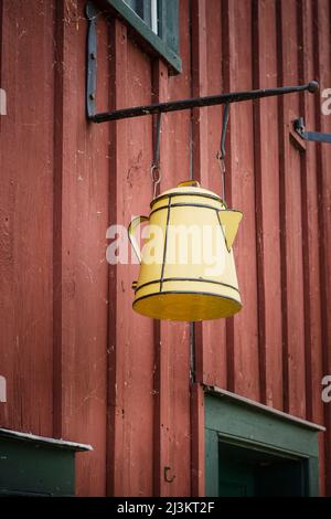 Schild Geschäft mit einem gelben Wasserkocher hängen draußen in Upper Canada Village; Morrisburg, Ontario, Kanada Stockfoto