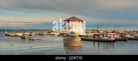 Confederation Basin Marina und Shoal Tower; Kingston, Ontario, Kanada Stockfoto