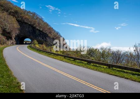 Ein Auto fährt durch einen Tunnel entlang des Blue Ridge Parkway; North Carolina, Vereinigte Staaten von Amerika Stockfoto