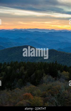 Die Gebirgsridgelines des Blue Ridge Mountain sind bei Sonnenuntergang vom Cowee Mountain Overlook in North Carolina aus zu sehen; North Carolina, USA Stockfoto