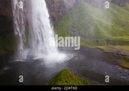 Die untere Hälfte der Seljalandsfoss Falls, an der Südküste Islands.; Seljalandsfoss Falls, Vik, Island. Stockfoto