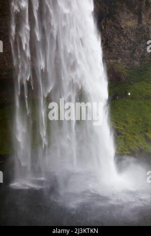 Die untere Hälfte der Seljalandsfoss Falls, an der Südküste Islands.; Seljalandsfoss Falls, Vik, Island. Stockfoto