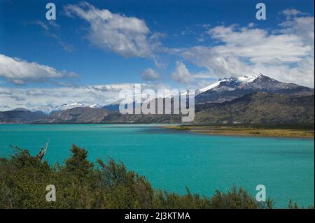 Blick über den Lago General Carrera auf die Berge und Gletscher des Campo de Hielo Norte, in der Nähe von Puerto Rio Tranquilo entlang der Carretera Austral in Chile Stockfoto