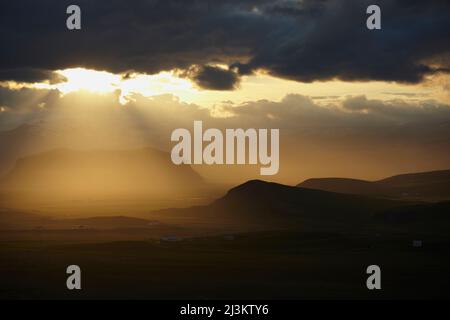 Ein Ausbruch von Abendsonne durch Wolken über der Eiskappe Eyjafjallajokull, von der Dyrholaey Island, in der Nähe von Vik, Island, gesehen; Dyrholaey Island, Island Stockfoto