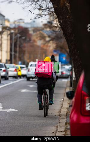 Ein Food Panda Lieferkurier auf einem Fahrrad in Bukarest, Rumänien, 2022 Stockfoto