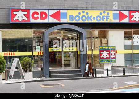 TOKIO, JAPAN - 7. April 2022: Vor einem Book-Off Gebrauchtbuchladen. Es ist in Takadanobaba in Tokyos Shinjuku ward. Stockfoto