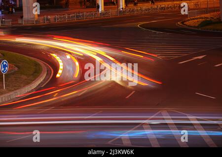 Abendverkehr auf einem Kreisverkehr im Luzjiazui-Viertel von Pudong, Shanghai, China.; Lujiazui, Pudong, Shanghai, China. Stockfoto