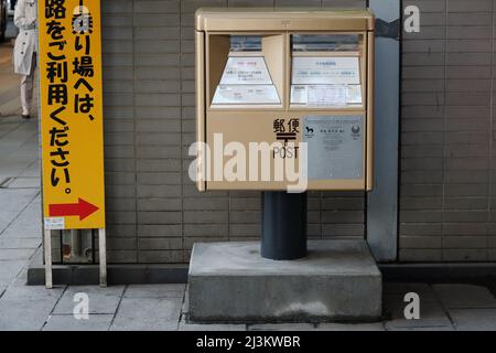 CHIBA, JAPAN - 5. April 2022: Gold Tokyo Olympic and Paralympic Postbox in der Präfektur Chiba, zum Gedenken an die örtliche Badmintonmedaillengewinnerin Sarina Satomi. Stockfoto