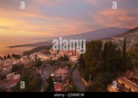 Ein Blick auf den Ätna bei Sonnenaufgang, von Taormina aus gesehen, Sizilien, Italien.; Taormina, Ätna, Sizilien, Italien. Stockfoto