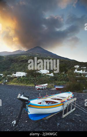 Vulkan Stromboli, der bei Sonnenuntergang schwelt; Sizilien, Süditalien; Scari, Insel Stromboli, Äolischen Inseln, Sizilien, Italien. Stockfoto