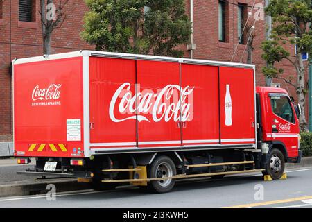 CHIBA, JAPAN - 17. März 2022: Getränkelieferwagen mit Coca Cola-Lackierung auf einer Straße in der Stadt Ichikawa in der Präfektur Chiba geparkt. Stockfoto