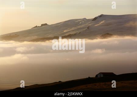 Ein Blick auf Hvannadalshnukur (2119m, 6929ft), Islands höchsten Gipfel.; Hvannadalshnukur, Skaftafell National Park, Ingolfshofdi, Island. Stockfoto