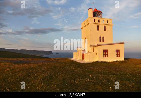 Der Leuchtturm auf Dyrholaey Island, bei Vik, Island.; Dyrholaey Island, Island. Stockfoto