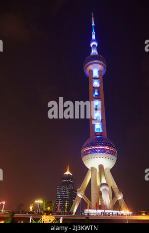 Ein Turm bei Nacht, Lujiazui, Pudong, Shanghai, China.; Pudong, Shanghai, China. Stockfoto