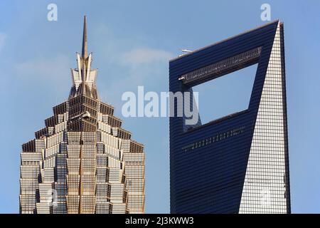 Der Jinmao Tower (links) und das Shanghai World Financial Center, zwei Chinas höchste Gebäude, Pudong, Shanghai, China. Stockfoto