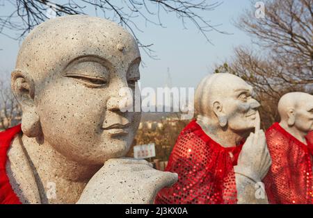 Statuen von Luo Han oder lebende Buddhas, Jiuhuashan Tempel, in der Nähe von Xuanwu See, Nanjing, Provinz Jiangsu, China. Stockfoto