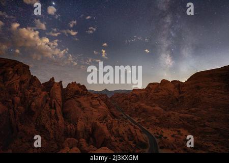 Die Milchstraße über dem Valley of Fire State Park; Nevada, Vereinigte Staaten von Amerika Stockfoto