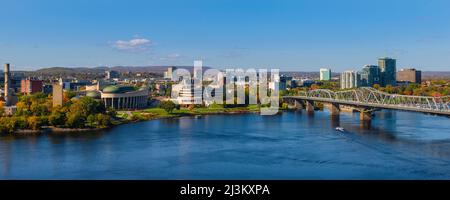 Alexandra Bridge, eine Provinzbrücke über den Ottawa River zwischen Ontario und Quebec, und das Canadian Museum of History Stockfoto