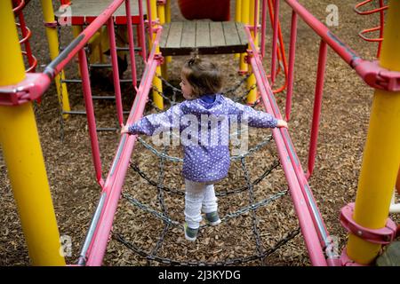 Mädchen im Vorschulalter auf einem Spielplatz; North Vancouver, British Columbia, Kanada Stockfoto