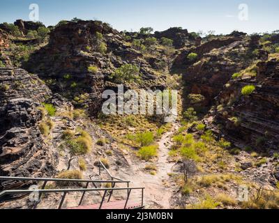 Metalltreppe und felsiger Pfad zwischen dem Quarzsandstein und dem Konglomeratkarst des Mirima National Park, East Kimberley Stockfoto