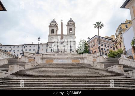 Spanische Treppe und Trinita dei Monti Kirche an der Spitze, Wahrzeichen in Rom; Rom, Italien Stockfoto