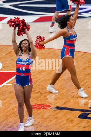 Washington, USA. 08. April 2022. WASHINGTON, DC - 08. APRIL: Washington Wizards Dancers treten während eines NBA-Spiels zwischen den Washington Wizards und den New York Knicks am 08. April 2022 in der Capital One Arena in Washington, DC auf. (Foto von Tony Quinn/SipaUSA) Quelle: SIPA USA/Alamy Live News Stockfoto