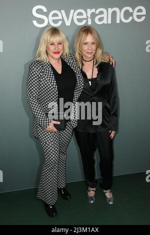 Los Angeles, USA. 08. April 2022. Patricia Arquette und Rosanna Arquette nehmen am 08. April 2022 an der Saisonfinale-Vorführung von Apple TV's 'Severance' im DGA Theatre Complex in Los Angeles, Kalifornien, Teil. Foto: Crash/imageSPACE/Sipa USA Kredit: SIPA USA/Alamy Live News Stockfoto