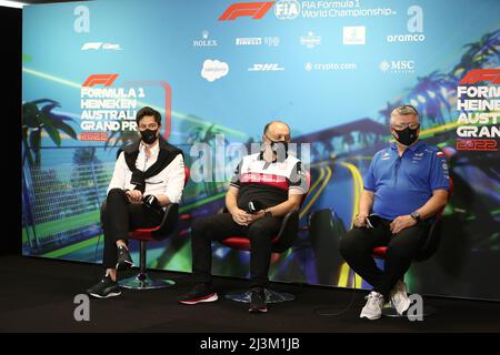 Albert Park, Melbourne, Victoria, Australien. 09. April 2022. FIA Formel 1 Weltmeisterschaft 2022 - Formel 1 Rolex großer Preis von Australien - Mercedes-AMG Petronas F1 Teamchef Toto Wolff, Alfa Romeo F1 Teamchef Frederic Vasseur von Orlen und BWT Alpine F1 Teamchef Otmar Szafnauer während der Pressekonferenz der F1 Teams Principals - Bildquelle: brett keating/Alamy Live News Stockfoto
