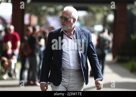 Albert Park, Melbourne, Victoria, Australien. 09. April 2022. FIA Formel-1-Weltmeisterschaft 2022 - Formel 1 Rolex Australian Grand Prix - der kanadische Milliardär Lawrence Stroll spaziert durch das F1 Pit Paddock - Bildquelle: brett keating/Alamy Live News Stockfoto