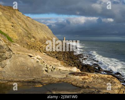 Blick auf Meeresklippen mit mäßig rauem Meer, dramatischem Himmel und Aussichtsturm an der Küste von Folkestone, Kent, UK; Folkestone, Kent, England Stockfoto