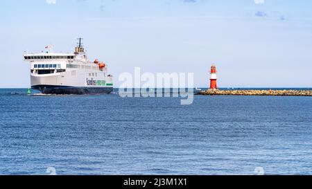 Rostock, Mecklenburg-Vorpommern, Deutschland - 14. Juni 2020: Eine Scandline Fähre auf dem Weg von Gedser nach Rostock, vorbei am östlichen Pier li Stockfoto