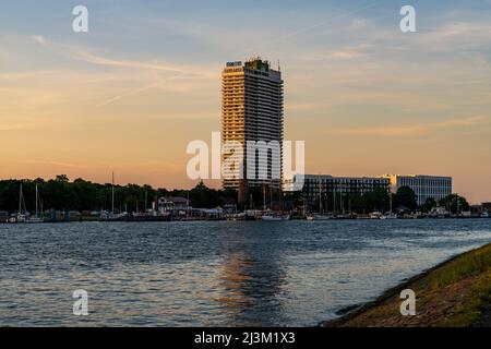 Travemünde, Schleswig-Holstein, Deutschland - 17. Juni 2020: Der alte Leuchtturm und das Maritime Hotel im Abendlicht Stockfoto