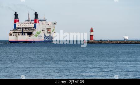 Rostock, Mecklenburg-Vorpommern, Deutschland - 14. Juni 2020: Eine Stena-Linienfähre fährt am östlichen Pier-Leuchtturm in Warnemünde vorbei auf dem Weg nach T Stockfoto