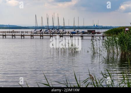 Mardorf, Niedersachsen, Deutschland - 08. Juni 2020: Blick auf das Steinhuder Meer mit Steg und Yachthafen Stockfoto