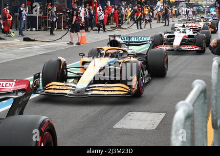 Albert Park, Melbourne, Victoria, Australien. 09. April 2022. FIA Formel-1-Weltmeisterschaft 2022 - Formel 1 Rolex Australian Grand Prix - Ein Blick in die Box des Daniel Ricciardo (Australien) Rennen für das McLaren-F1 Team mit dem (3) Mercedes MCL36 im dritten Training für das dritte Rennen der FIA Formel-1-Weltmeisterschaft 2022-Bildquelle: brett keating/Alamy Live News Stockfoto