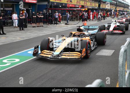 Albert Park, Melbourne, Victoria, Australien. 09. April 2022. FIA Formel-1-Weltmeisterschaft 2022 - Formel 1 Rolex Australian Grand Prix - Ein Blick in die Box des Daniel Ricciardo (Australien) Rennen für das McLaren-F1 Team mit dem (3) Mercedes MCL36 im dritten Training für das dritte Rennen der FIA Formel-1-Weltmeisterschaft 2022-Bildquelle: brett keating/Alamy Live News Stockfoto