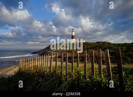Leuchtturm in Montauk mit dramatischem Himmel.; Montauk, New York. Stockfoto