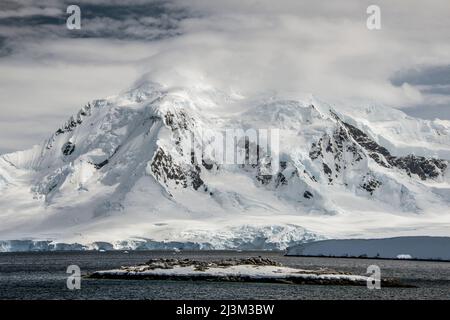 Berge der Wiencke-Insel am Jougla Point, in der Nähe von Port Lockroy auf der Antarktischen Halbinsel; Antarktis Stockfoto