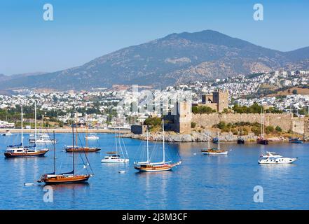 Blick über den Hafen von Bodrum auf das Schloss St. Peter. Bodrum ist der alte Halikarnassus; Bodrum, Provinz Mugla, Türkei Stockfoto