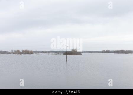 Tschernobyl, Ukraine. 08. April 2022. Demydiv, Region Kiew, Ukraine. 08. April 2022. Überschwemmungen aufgrund der Sprengung eines Staudamms am Fluss Irpin, der am 26. Februar in der Nähe des Dorfes Demydiv in der Region Kiew in der Ukraine stattfand. Kredit: SOPA Images Limited/Alamy Live Nachrichten Gutschrift: SOPA Images Limited/Alamy Live Nachrichten Stockfoto