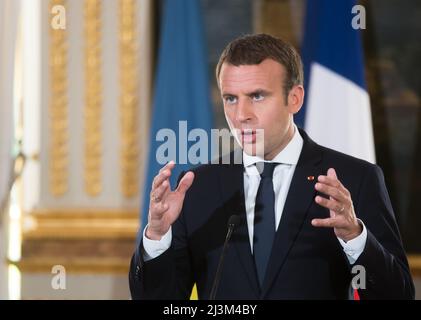 Der französische Präsident Emmanuel Macron hält eine Rede während einer gemeinsamen Pressekonferenz mit dem ukrainischen Präsidenten Petro Poroschenko im Elysée-Palast in Paris (Foto: Mykhaylo Palinchak / SOPA Images/Sipa USA)