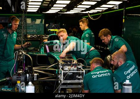 Rom, Italien. 09. April 2022. Aston Martin F1 Team, Mechaniker arbeitet an 05 VETTEL Sebastian (ger), Aston Martin F1 Team AMR22, vor dem Qualifying während der Formel 1 Heineken Australian Grand Prix 2022, 3. Lauf der FIA Formel 1 Weltmeisterschaft 2022, auf dem Albert Park Circuit, vom 8. Bis 10. April, 2022 in Melbourne, Australien - Foto Florent Gooden / DPPI Credit: DPPI Media/Alamy Live News Stockfoto