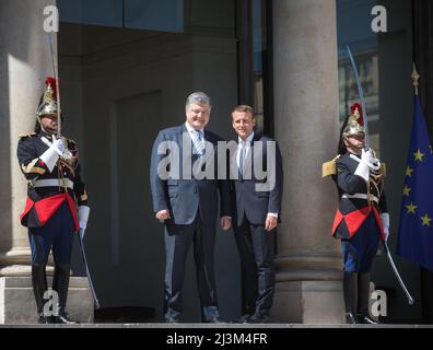 Der französische Präsident Emmanuel Macron posiert für ein Foto mit dem ukrainischen Präsidenten Petro Poroschenko während ihres offiziellen Treffens im Elysée-Palast in Paris. Stockfoto