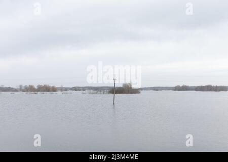 Demydiv, Region Kiew, Ukraine. 08. April 2022. Überschwemmungen aufgrund der Sprengung eines Staudamms am Fluss Irpin, der am 26. Februar in der Nähe des Dorfes Demydiv in der Region Kiew in der Ukraine stattfand. (Foto von Mykhaylo Palinchak/SOPA Images/Sipa USA) Quelle: SIPA USA/Alamy Live News Stockfoto