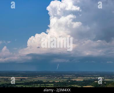 Ein Blitz trifft unter einem riesigen Gewitteraufwind ein, während es über die englische Landschaft driftet; Brighton, East Sussex, England Stockfoto