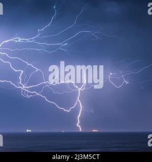 Ein verrückter Blitz erleuchtet den Himmel über dem Ärmelkanal; Brighton, East Sussex, England Stockfoto