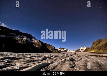 Landschaft Wildnis auf dem Aletschgletscher bei Nacht.; Aletschgletscher, Fiesch, Schweiz. Stockfoto